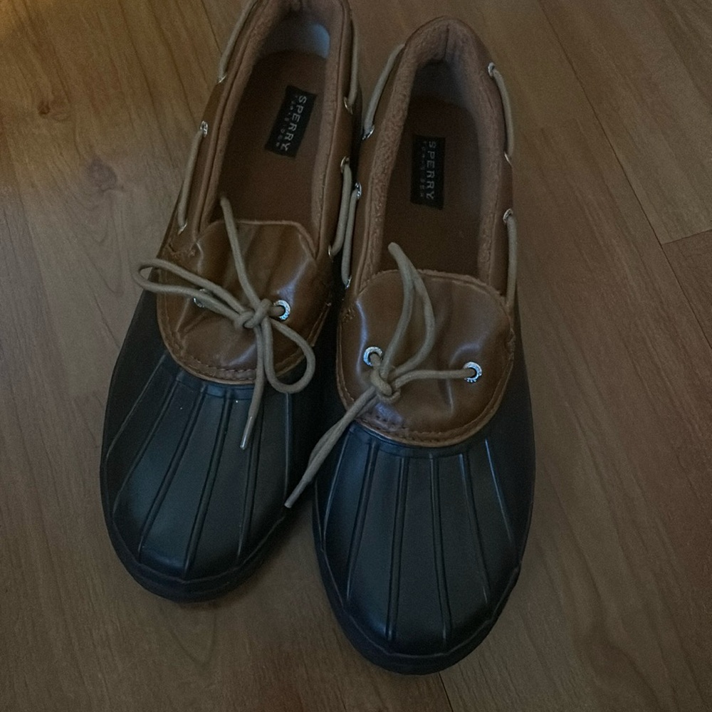 Woman Sperry rain shoes